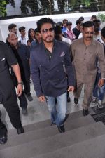 Shahrukh Khan snapped promoting Chennai Express in mahalaxmi, Mumbai on 2nd July 2013 (5).JPG